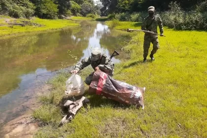 Jornadas ambientales coordinadas con otras entidades y líderes sociales, en donde hacen limpieza y recolección de desechos contaminantes, y recuperación de espacios naturales .